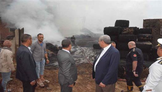 على مساحة فدان ونصف.. محافظ الغربية في موقع حريق مصنع الكتان في زفتى